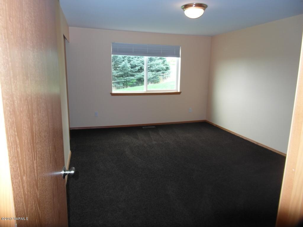 508 Canyon Road Yakima, WA 98901 - Photo 20 of 31 an empty room with a window