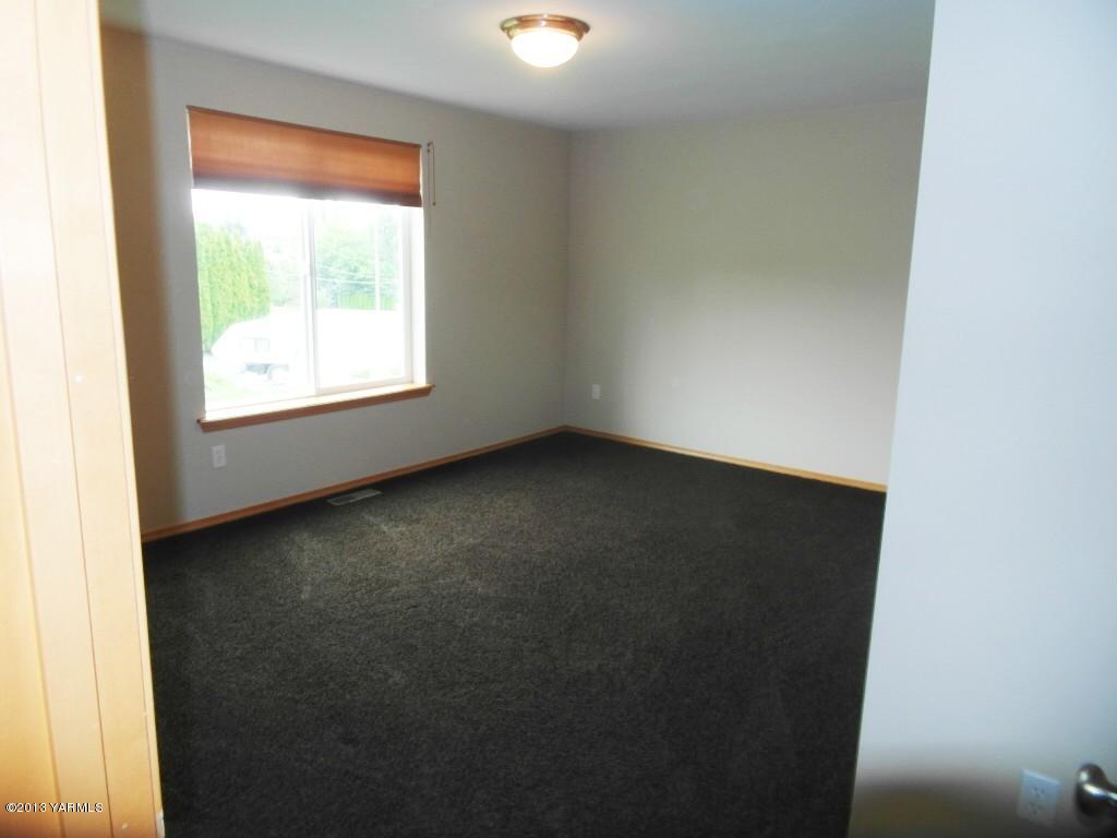 508 Canyon Road Yakima, WA 98901 - Photo 21 of 31 an empty room with a window