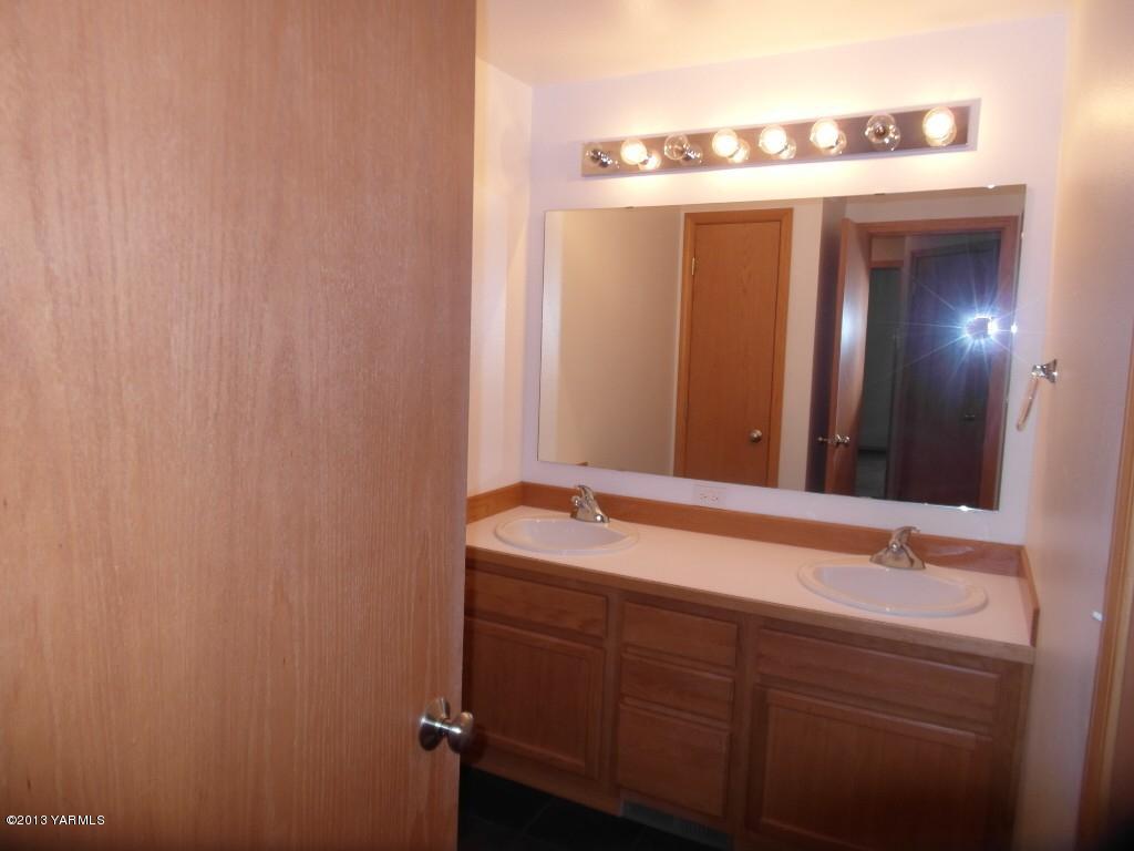 508 Canyon Road Yakima, WA 98901 - Photo 22 of 31 a bathroom with a sink and a mirror