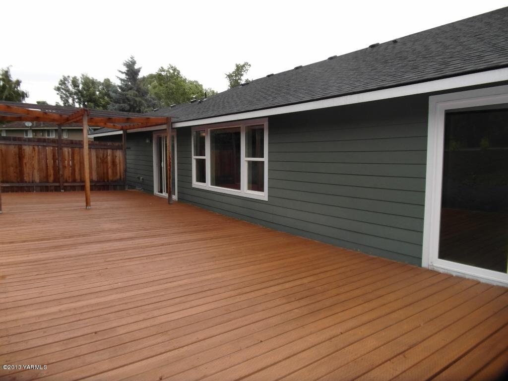 508 Canyon Road Yakima, WA 98901 - Photo 26 of 31 a backyard of a house with wooden floor