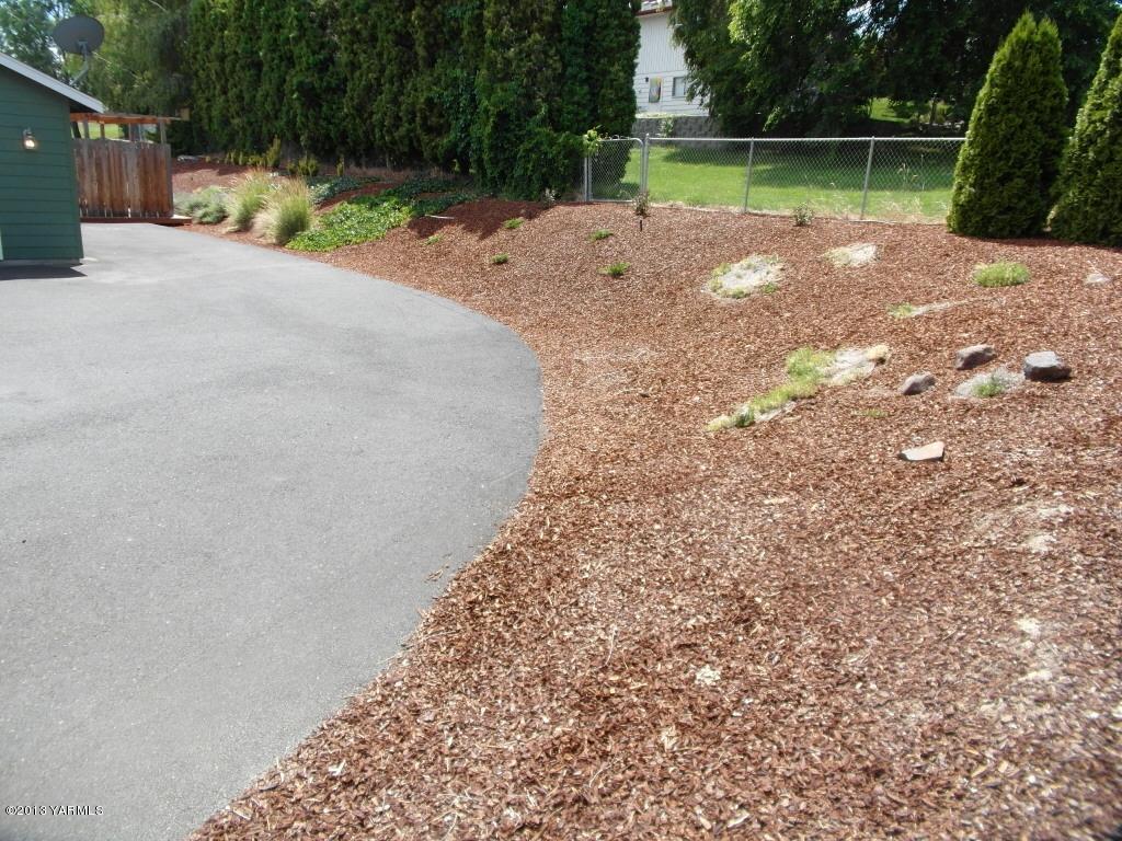 508 Canyon Road Yakima, WA 98901 - Photo 31 of 31 a backyard of a house with lots of green space