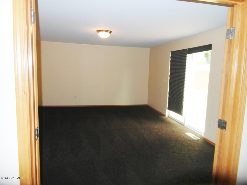 508 Canyon Road Yakima, WA 98901 - Photo 10 of 31 a view of an empty room and window