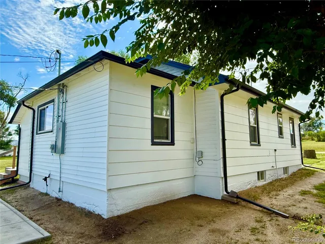 a view of a house with a backyard