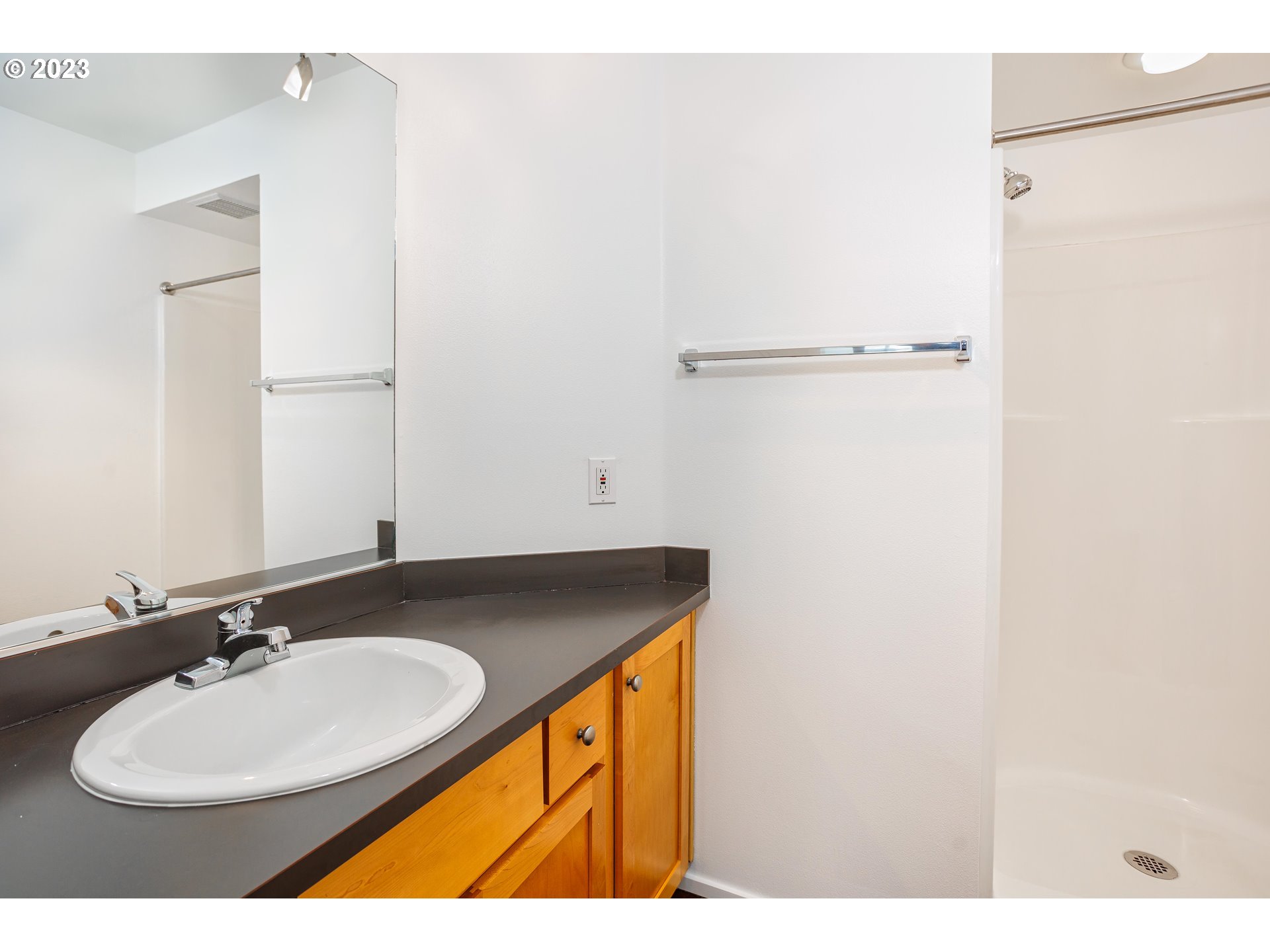5834 Northeast Center Commons Way Portland, OR 97213 - Photo 5 of 20 Gallery Image 5