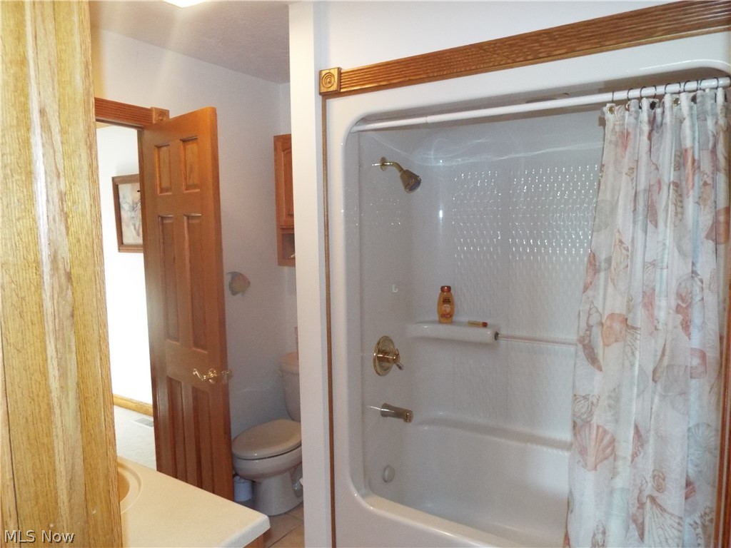 213 South Ridge Road West Conneaut, OH 44030 - Photo 28 of 34 Bathroom that leads from the hall and to the xtra bedroom