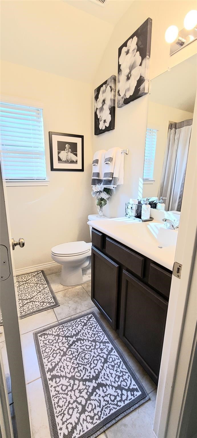 2710 Little Caney Way Conroe, TX 77301 - Photo 17 of 25 a bathroom with a bathtub and a mirror