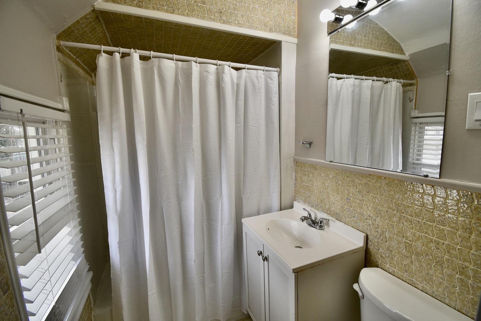 203 South Denver Street Bloomington, IL 61701 - Photo 33 of 54 a bathroom with a sink a toilet and shower