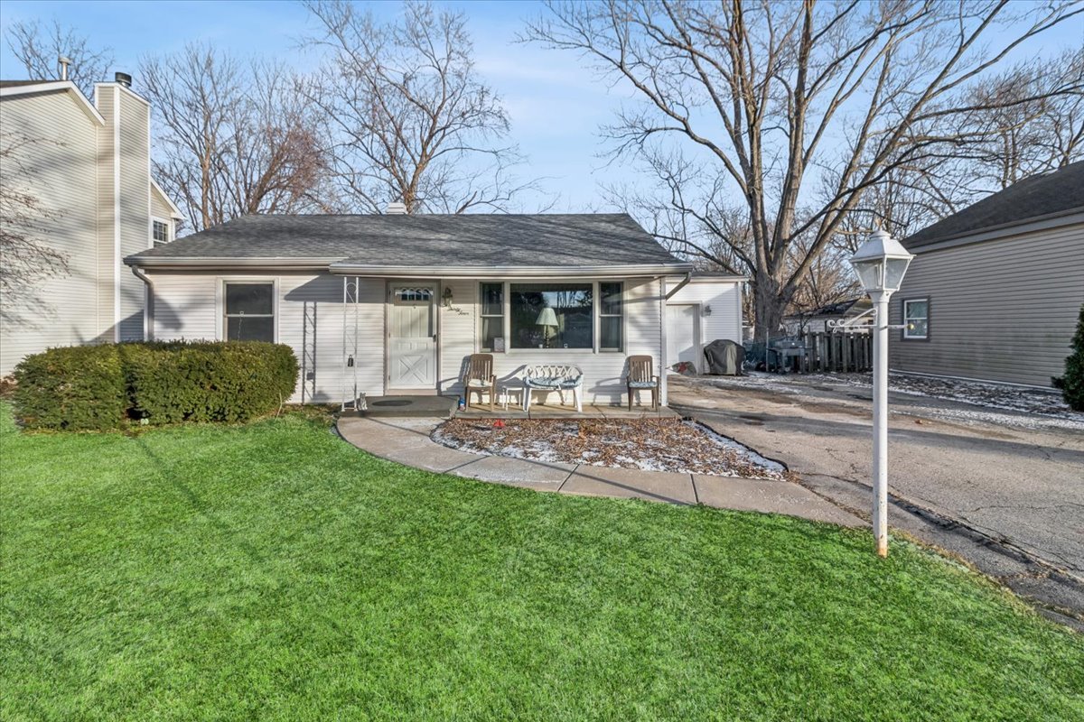 1034 South Harrison Street Batavia, IL 60510 - Photo 3 of 5 a front view of a house with garden