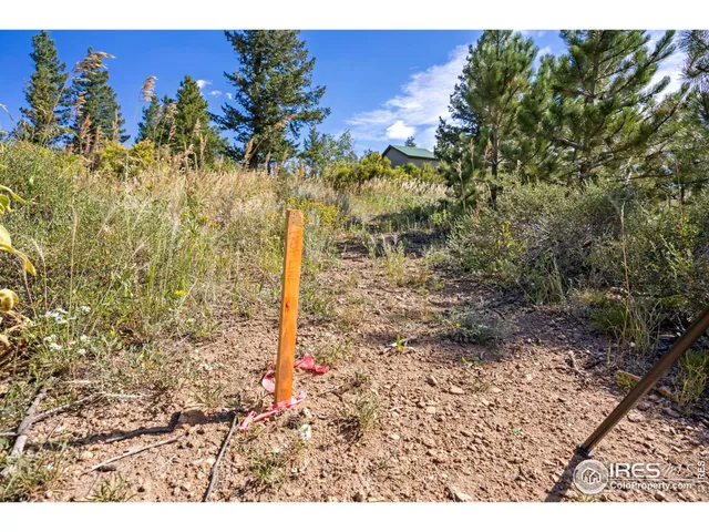a view of entryway with flower in background