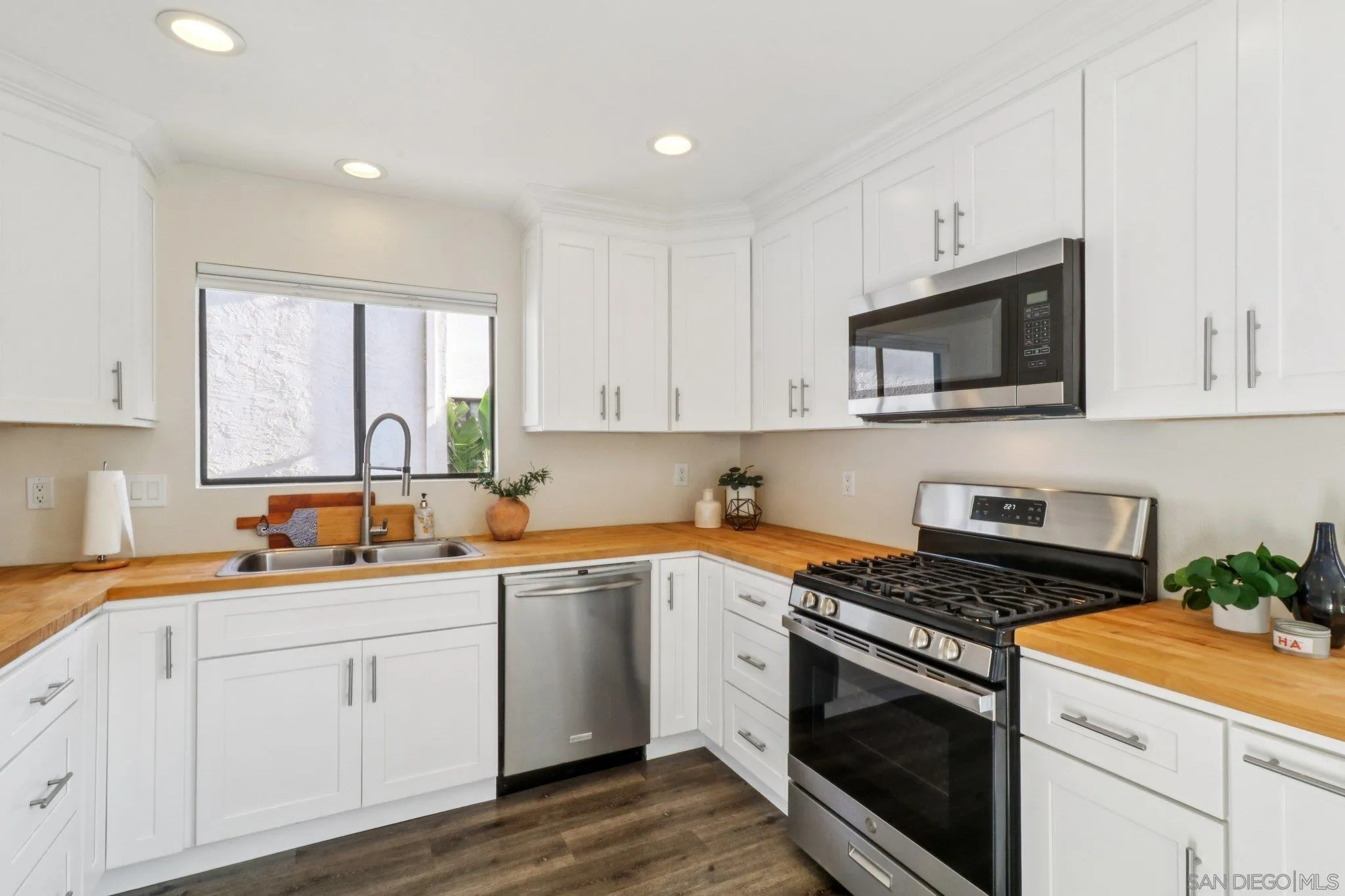 2829 Forest View Way Carlsbad, CA 92008 - Photo 7 of 39 Kitchen