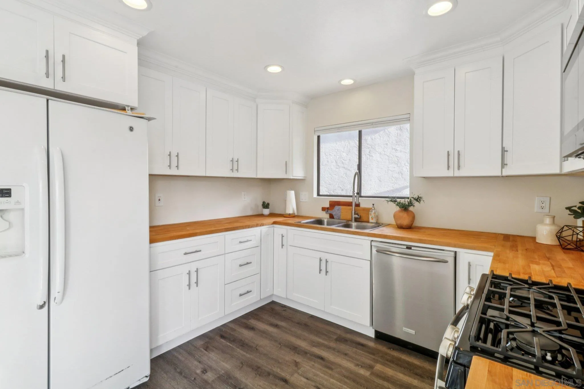 2829 Forest View Way Carlsbad, CA 92008 - Photo 9 of 39 Kitchen
