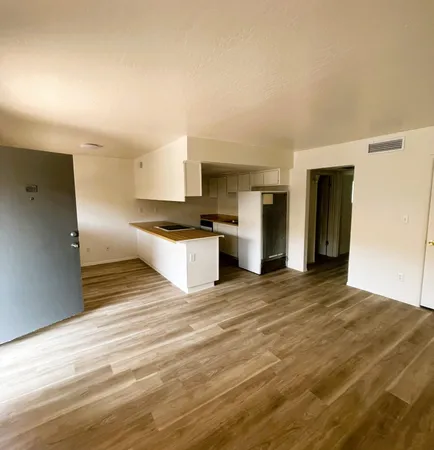 $949 | 2002 East Sweetwater Avenue, Unit 202, Phoenix, AZ 85022