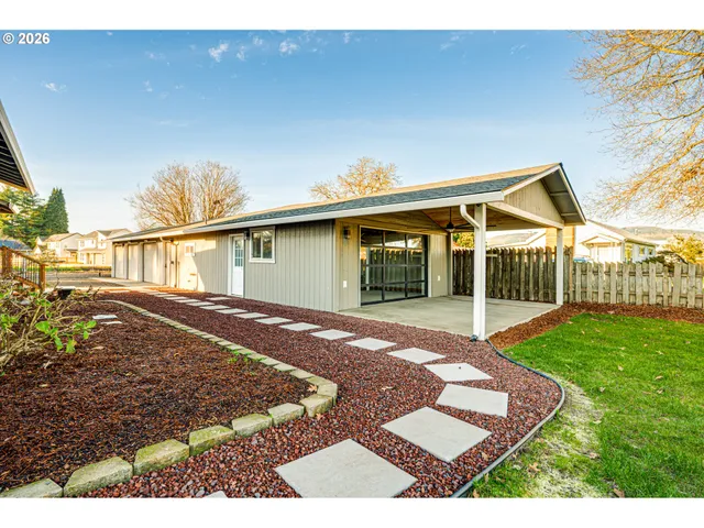 a view of backyard of the house