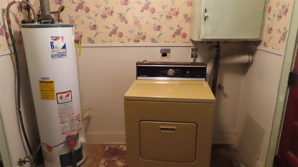 107 6th Street Northeast Springhill, LA 71075 - Photo 19 of 19 a utility room with dryer and washer