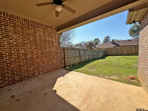 a view of a backyard