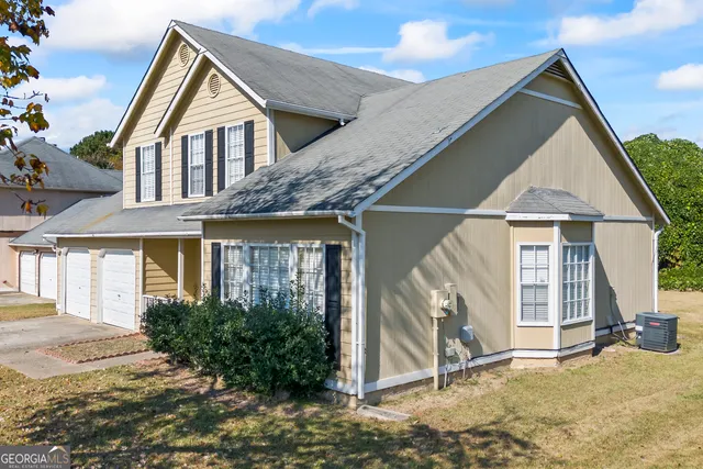 a view of a house with a yard
