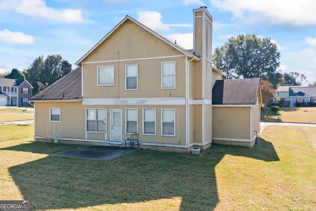 a view of a house with a yard