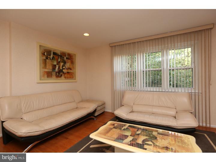 825 Selmer Road Philadelphia, PA 19116 - Photo 6 of 25 Living Room