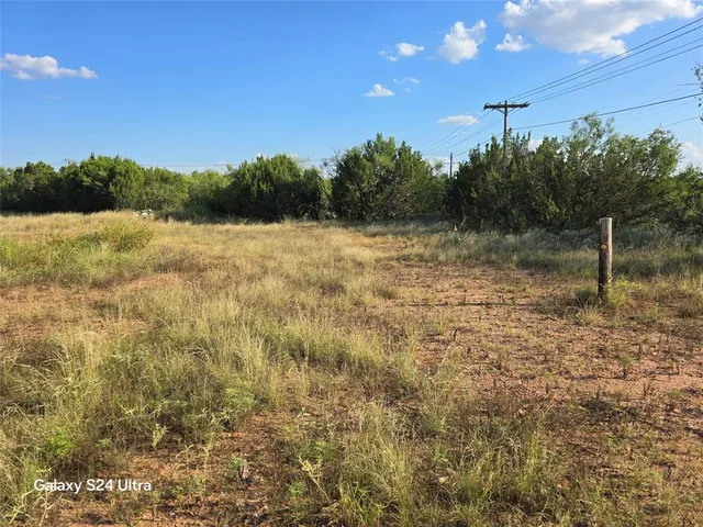 a view of a large yard with lots of green space