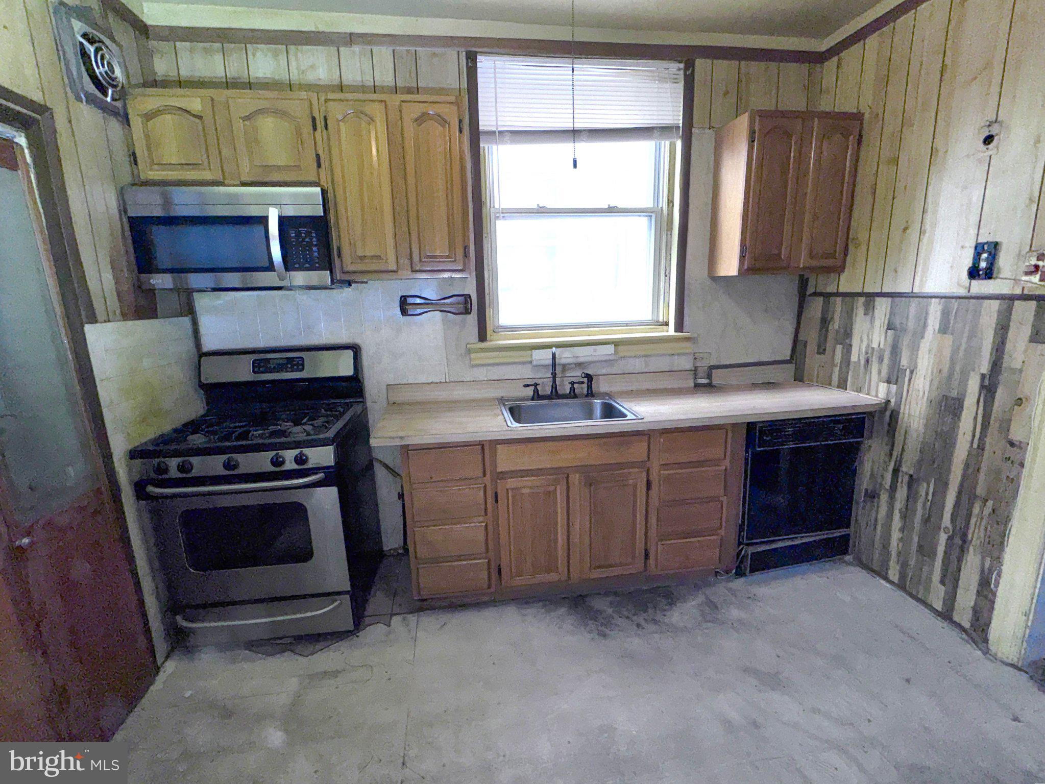 5916 Nassau Road Philadelphia, PA 19151 - Photo 11 of 22 Kitchen