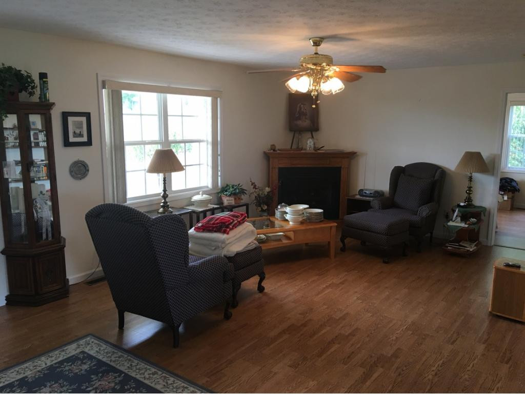 1555 Jim Fox Road Greeneville, TN 37743 - Photo 6 of 10 Living room
