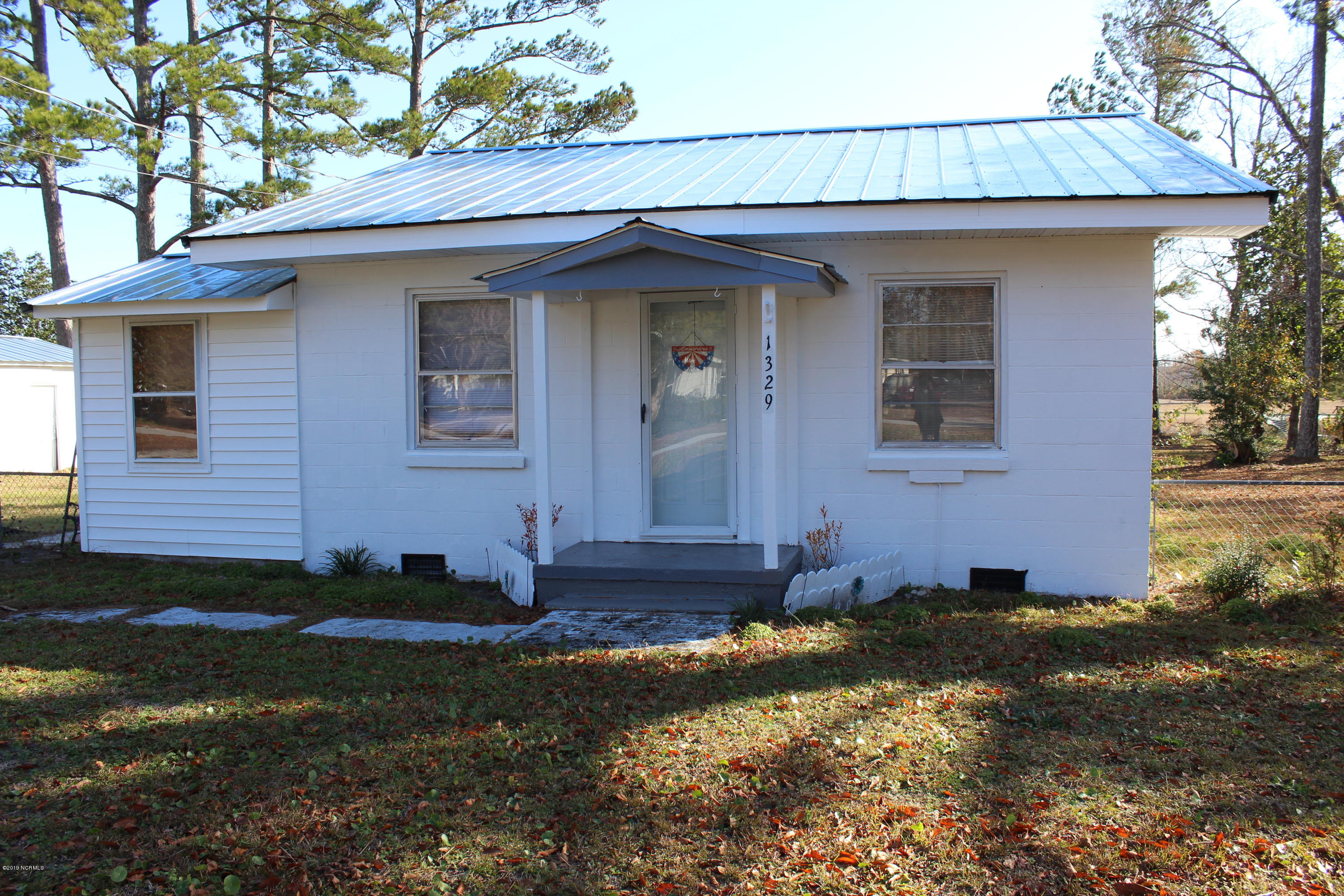 1329 Newport Loop Road Newport, NC 28570 - Photo 1 of 23 Front of House