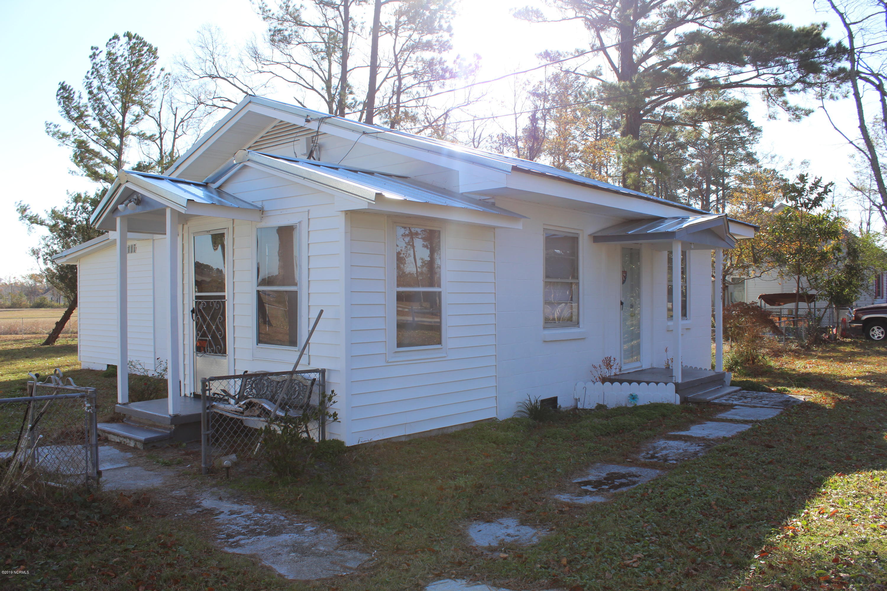 1329 Newport Loop Road Newport, NC 28570 - Photo 18 of 23 Front & Side View of House