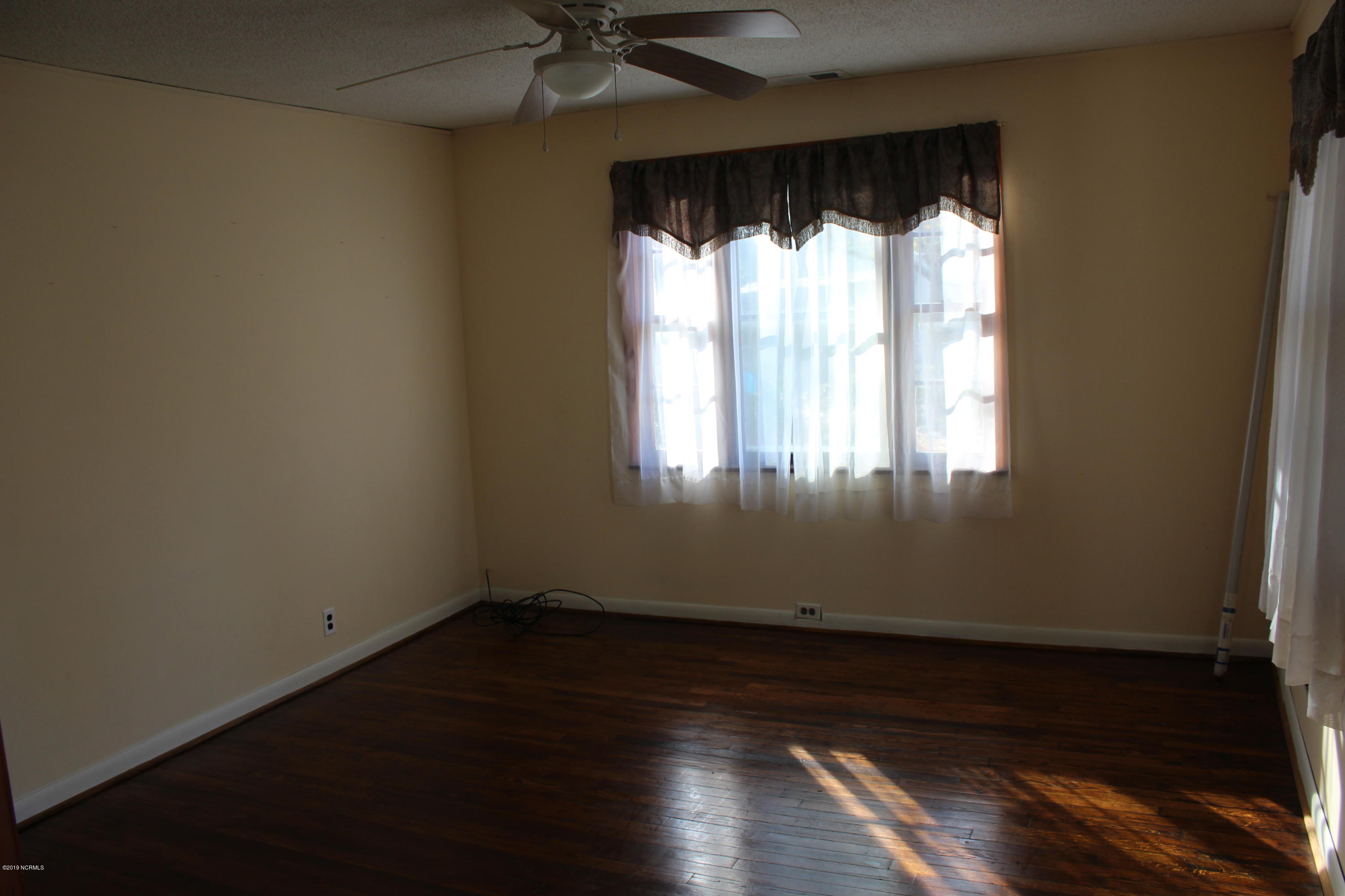 1329 Newport Loop Road Newport, NC 28570 - Photo 3 of 23 Living Room View 2