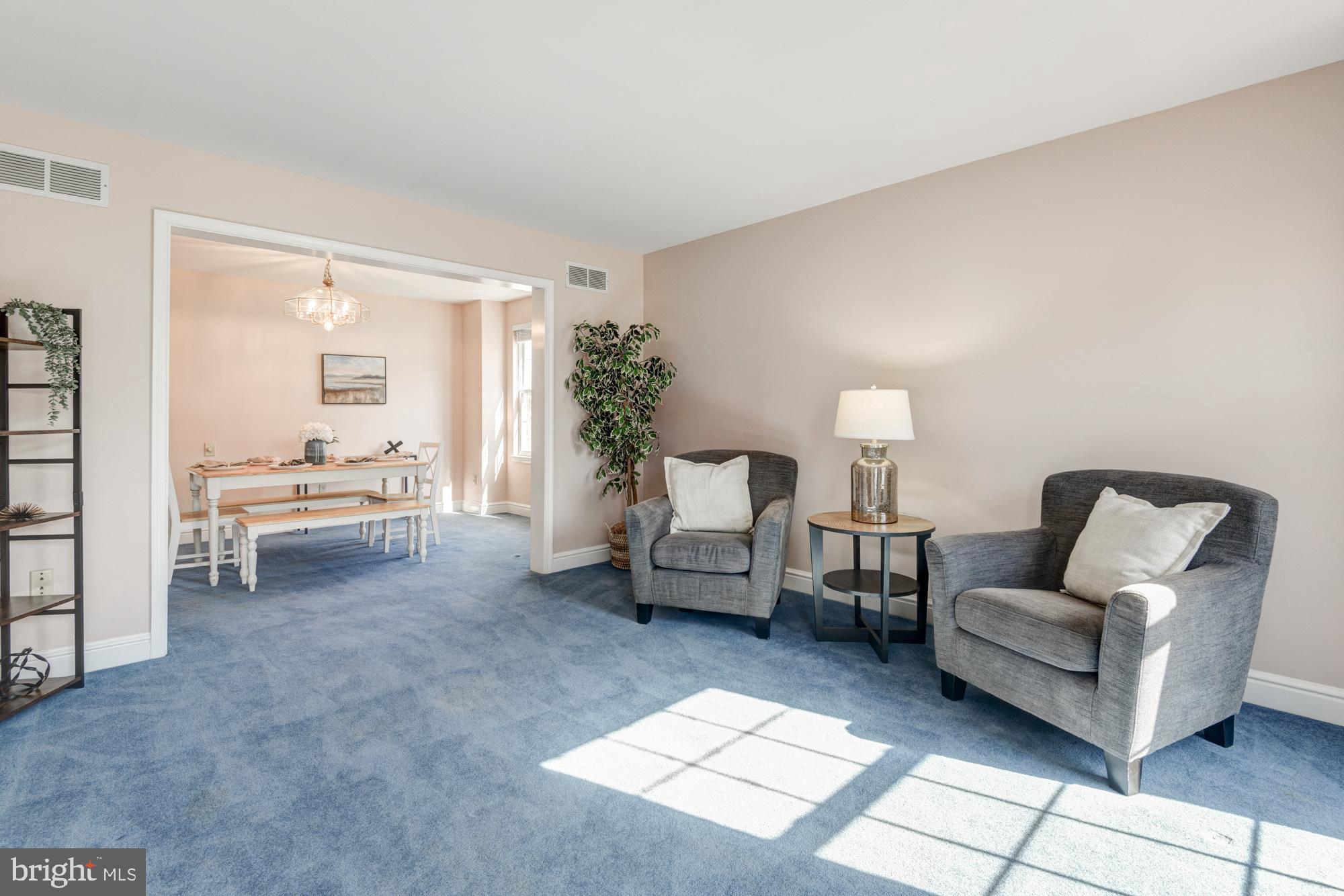 21 Oakview Drive Newark, DE 19702 - Photo 18 of 65 a living room with furniture and a potted plant