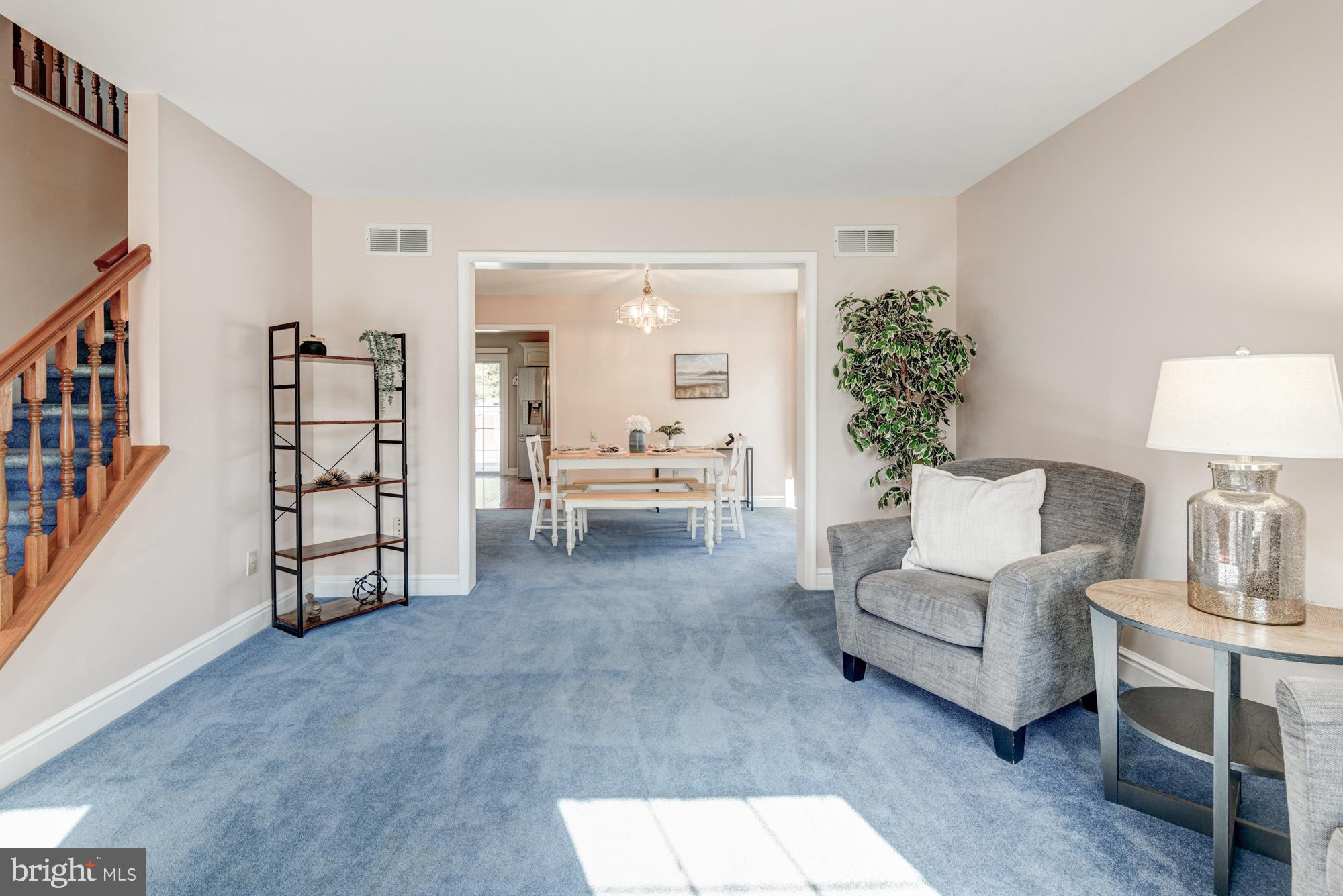 21 Oakview Drive Newark, DE 19702 - Photo 20 of 65 a living room with furniture and a lamp