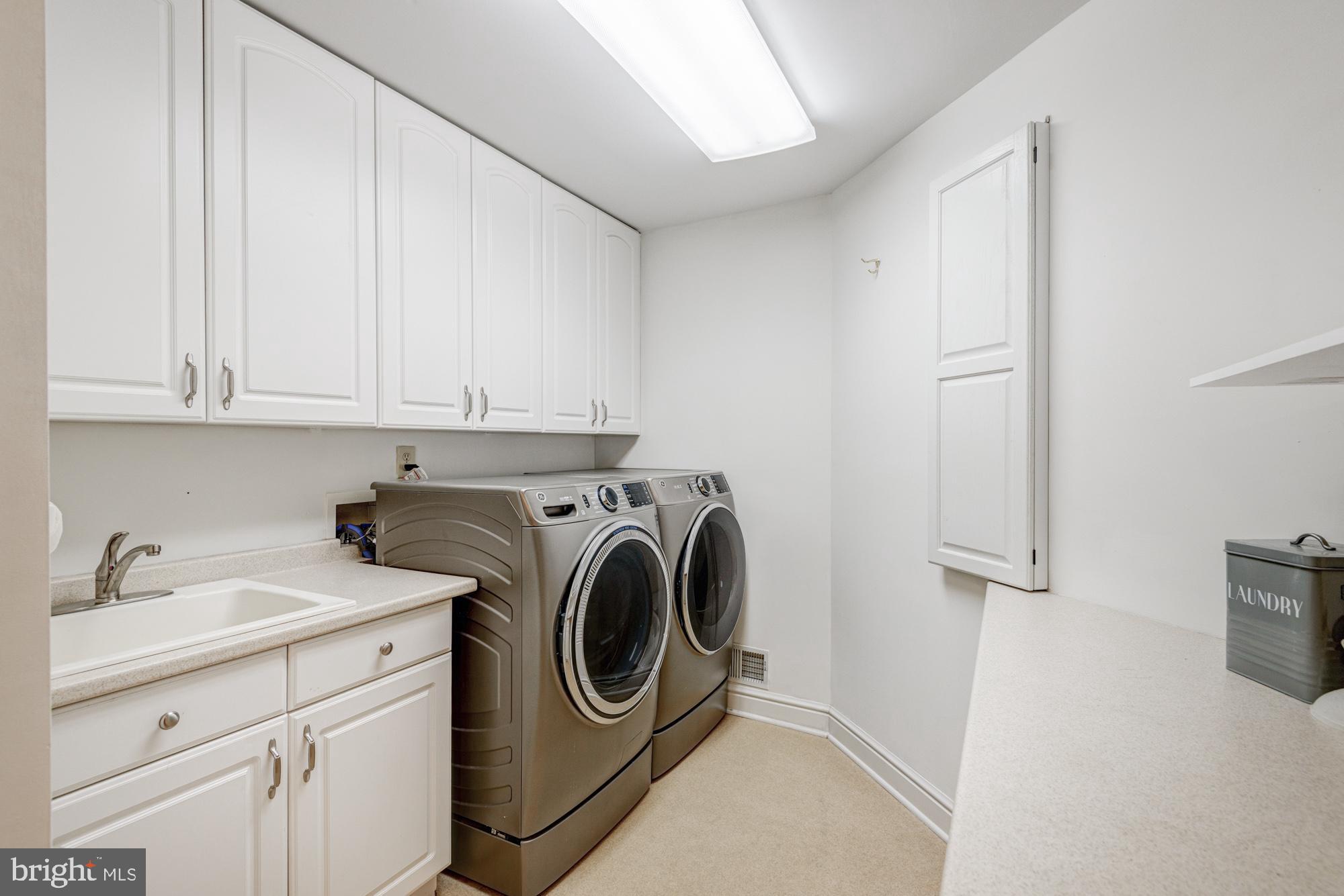 21 Oakview Drive Newark, DE 19702 - Photo 39 of 65 a utility room with dryer and washer