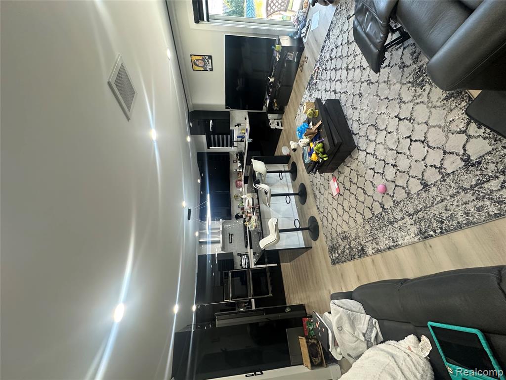 23926 Oak Street Dearborn, MI 48128 - Photo 5 of 20
