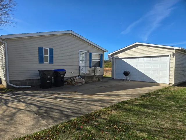a view of a house with backyard
