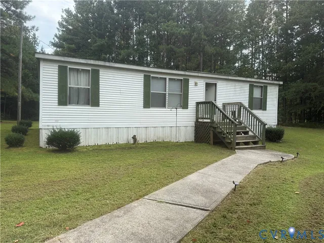 a view of a house with backyard