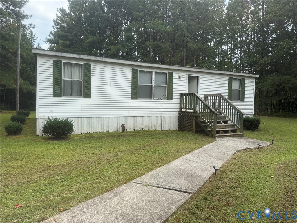 a view of a house with backyard