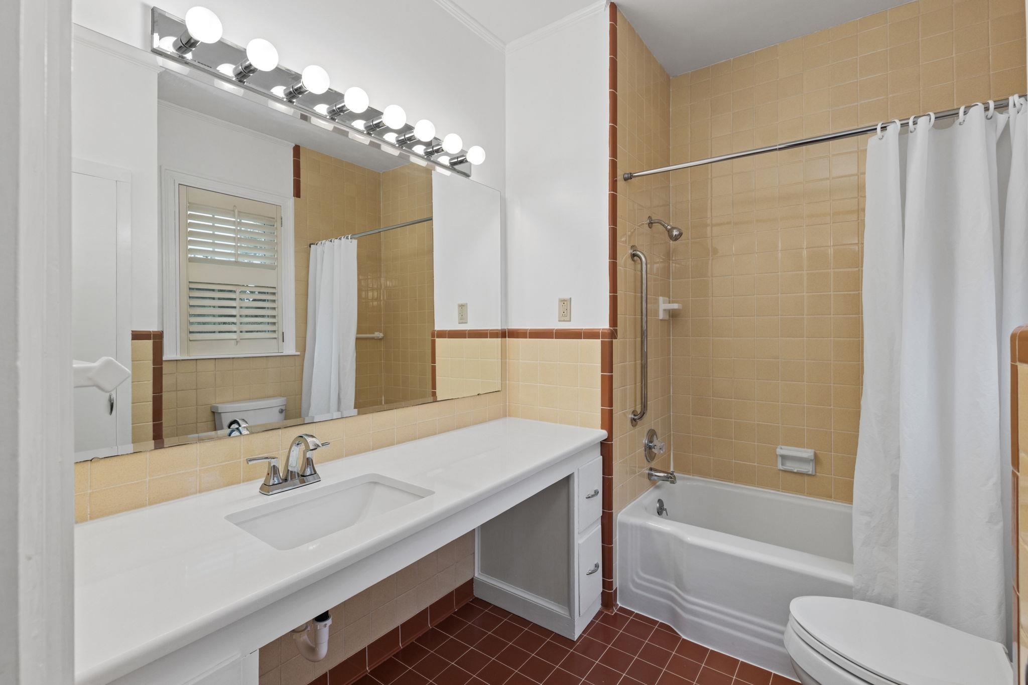 1906 Willow Road Corinth, MS 38834 - Photo 19 of 40 a bathroom with a sink a toilet a mirror and shower