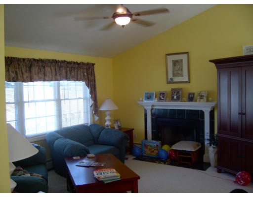 33 Sarah Drive Worcester, MA 01607 - Photo 2 of 5 Gallery Image 2