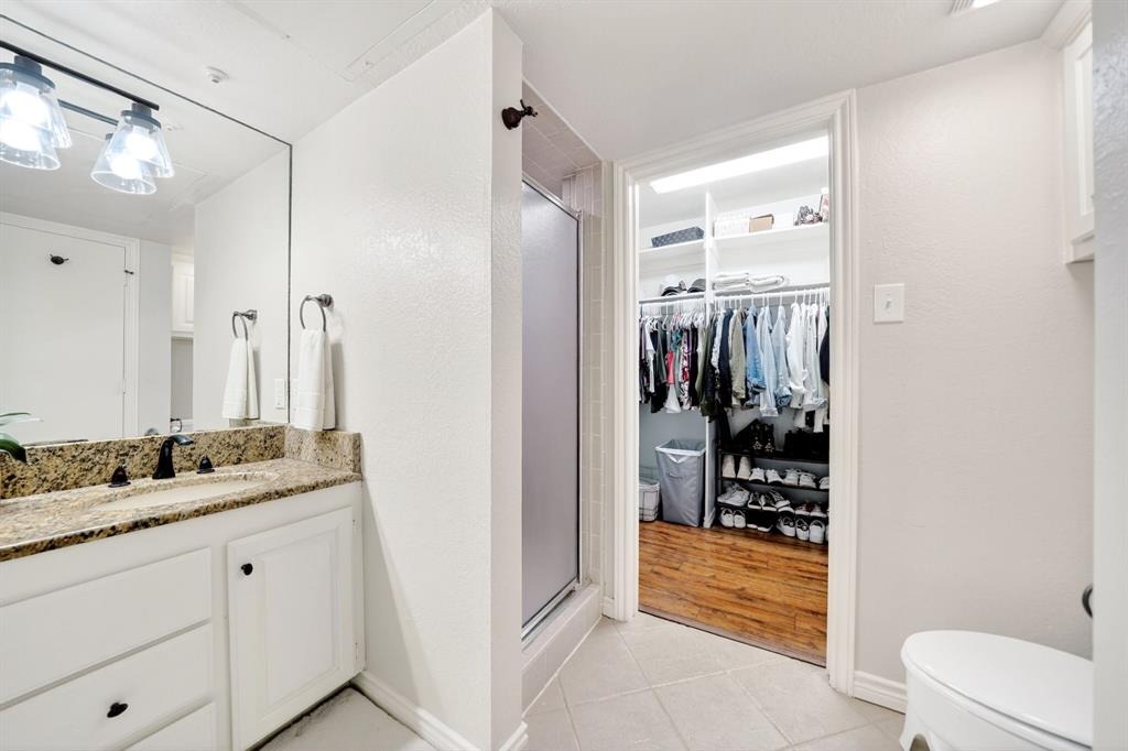 1538 Signal Ridge Place, Unit 1538 Rockwall, TX 75032 - Photo 22 of 37 Primary Suite w/Dbl Sinks and separate walk in shower.