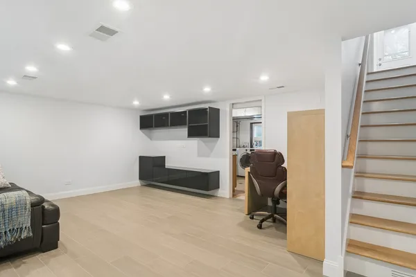 $329,000 | 934 North Wheeling Road, Mount Prospect, IL 60056