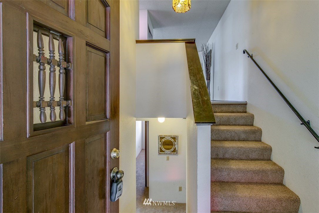 705 Sheridan Road Bremerton, WA 98310 - Photo 2 of 25 a view of entryway