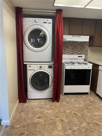 a close up view of a washer and dryer