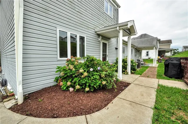 a view of a pathway with a house