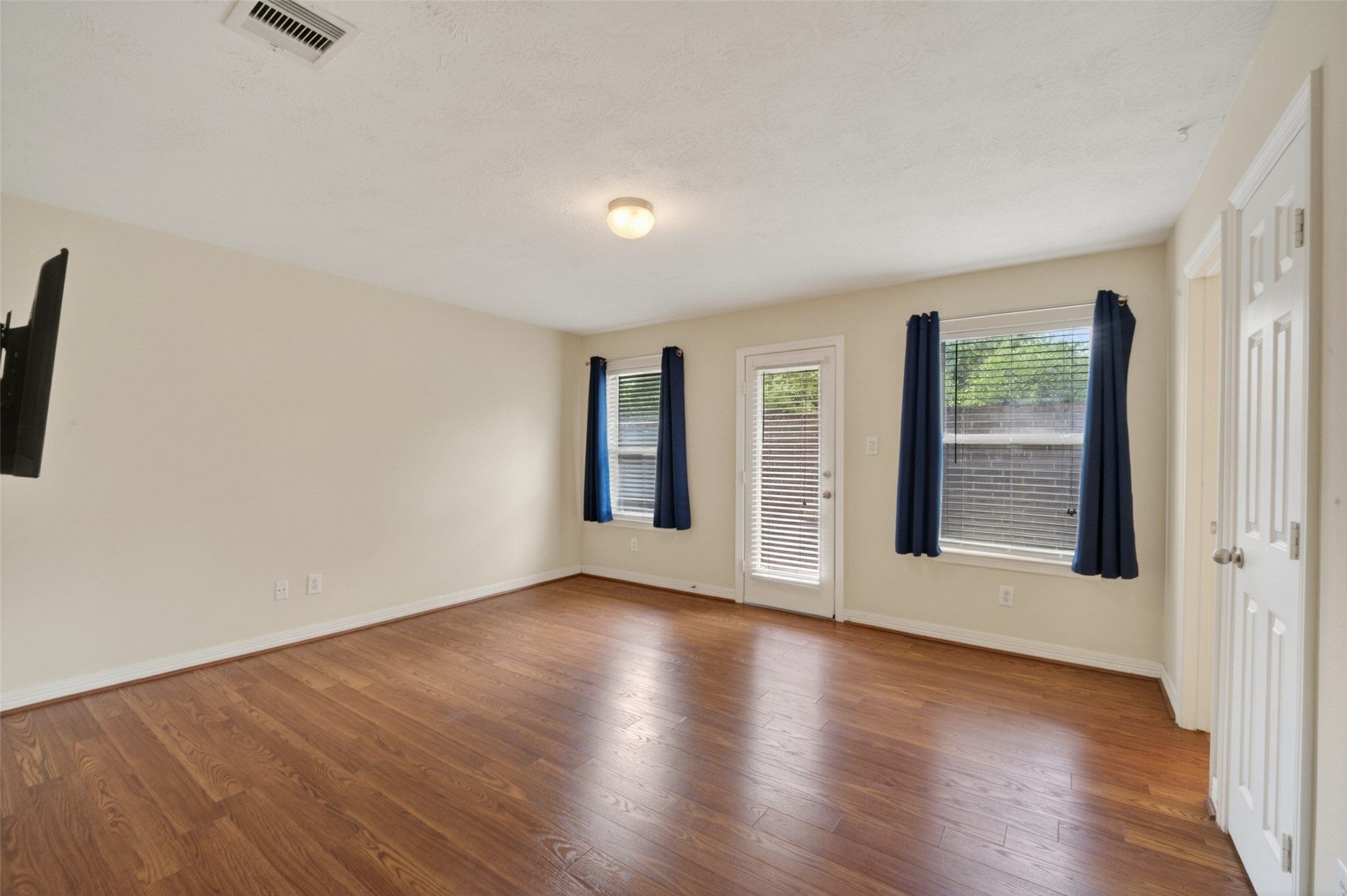 1807 Stacy Crest Houston, TX 77008 - Photo 20 of 35 Downstairs bedroom fits king size furniture and still has room for workout equipment or office.