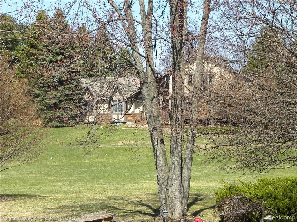 6970 Hubbard Road Clarkston, MI 48348 - Photo 1 of 11 April 12, 2011 020