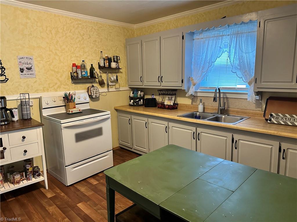 412 Griffith Street Thomasville, NC 27360 - Photo 7 of 14 Kitchen