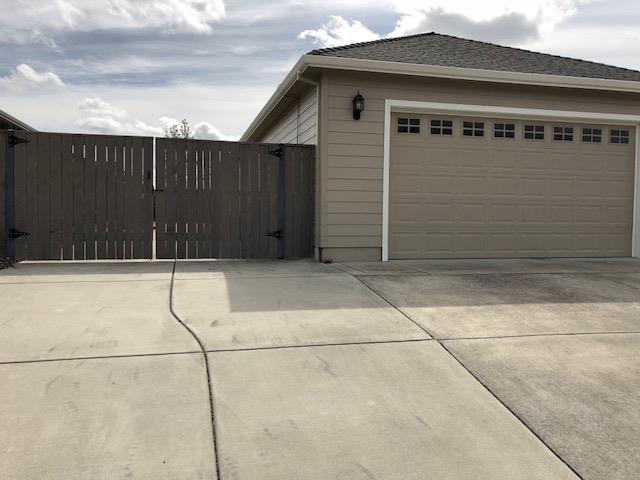 226 Ridgeway Avenue Central Point, OR 97502 - Photo 25 of 31 a front view of a house