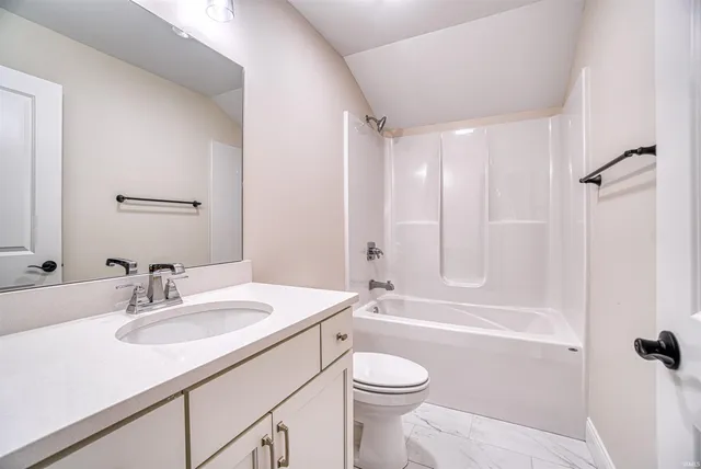 $430,000 | 3060 White Oak Trail, Newburgh, IN 47630