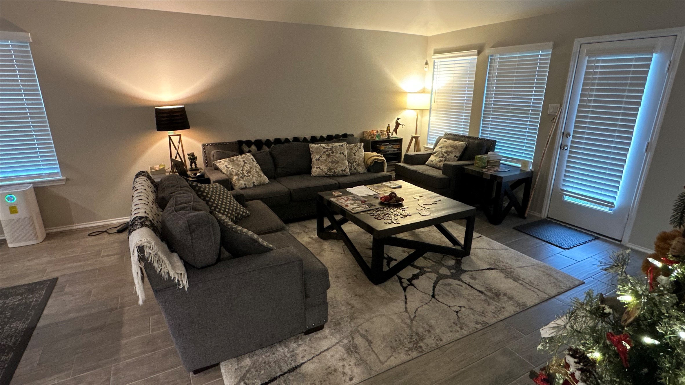 4503 Cedar Butte Lane Manvel, TX 77578 - Photo 10 of 16 Cozy livingroom with plenty of windows.