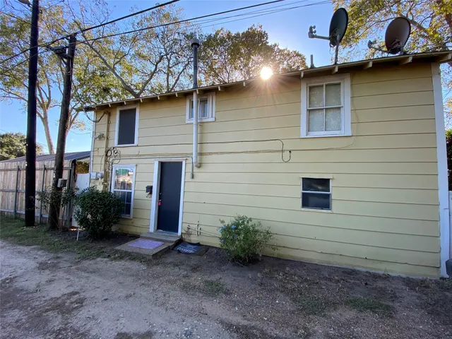 $1,000 | 208 1/2 Ave A, El Campo, TX 77437