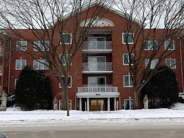 $269,900 | 8650 North Shermer Road, Unit 306, Niles, IL 60714